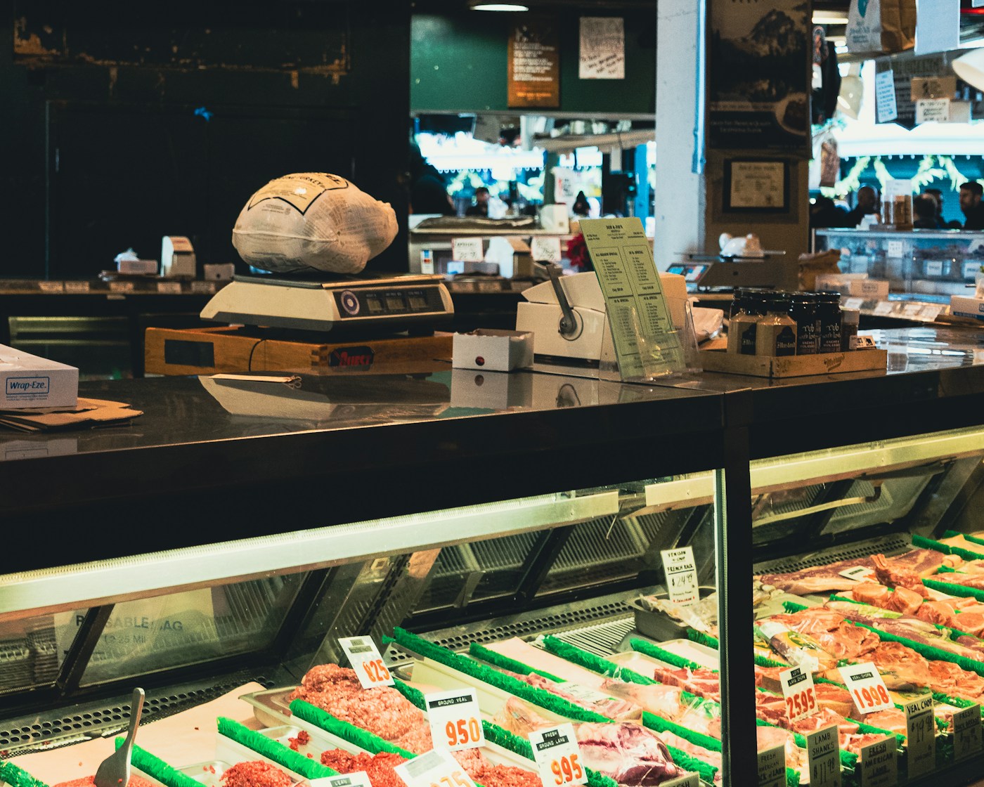 Comptoir de boucherie et zone d’encaissement