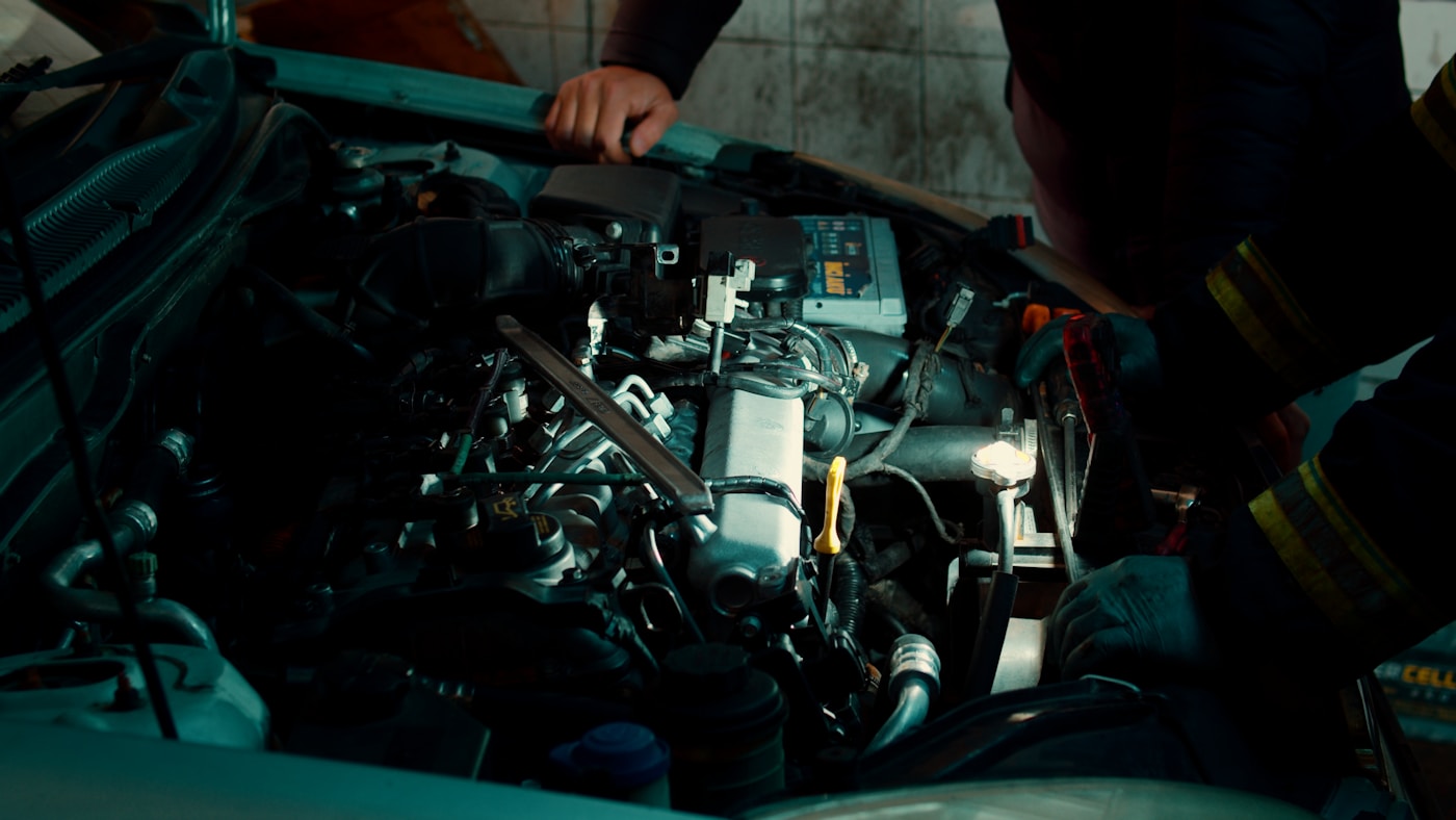 Mécanicien travaillant sur un véhicule dans un garage automobile