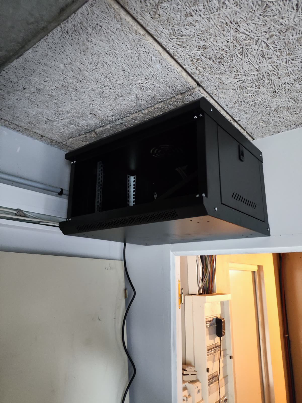 Coffret réseau installé en hauteur dans un bâtiment