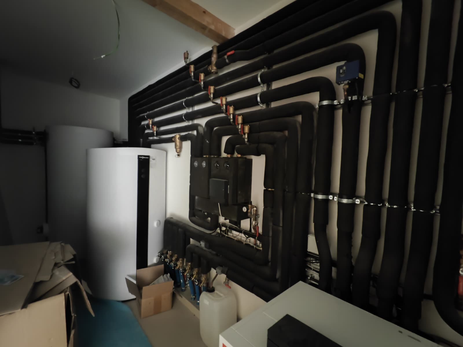 Câblages regroupés dans la zone technique du bâtiment