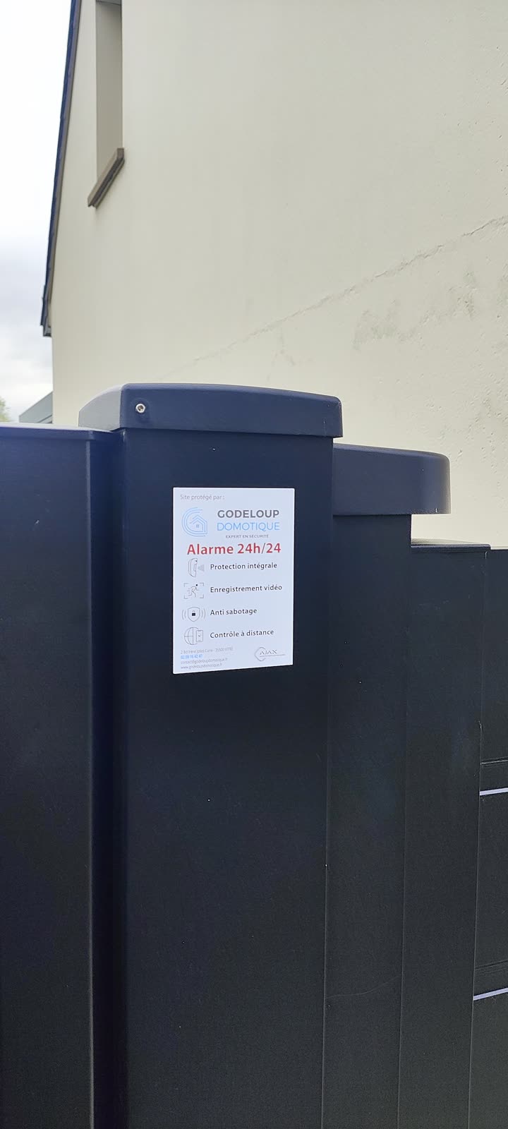 Détecteur posé sur un accès de l’habitation