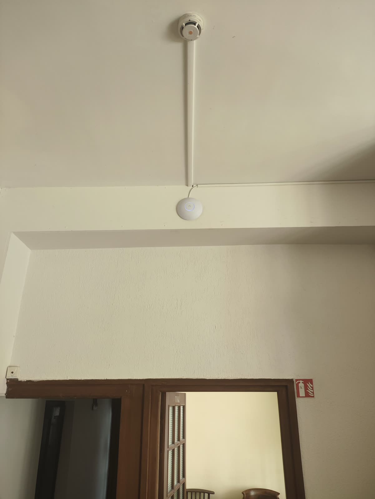 Point d’accès Ubiquiti installé dans le bâtiment