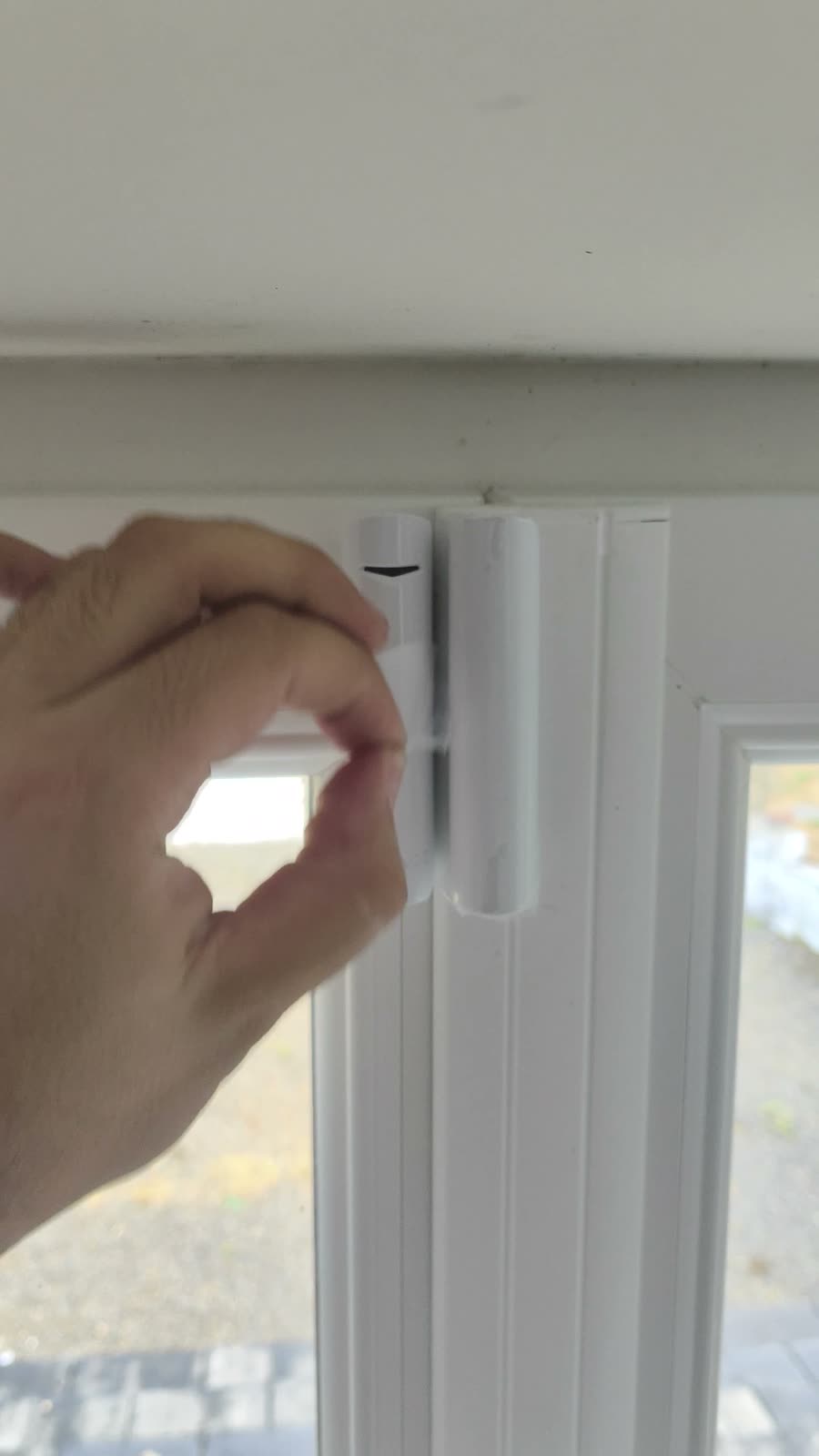 Contact d’ouverture ajusté sur une fenêtre