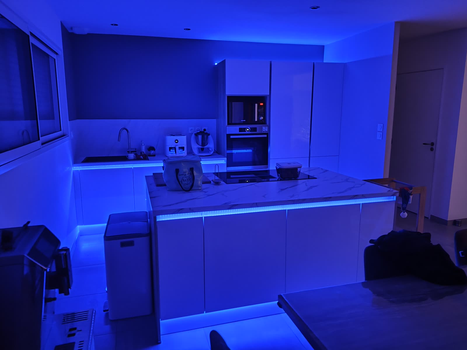 Cuisine éclairée par des bandeaux LED bleus intégrés