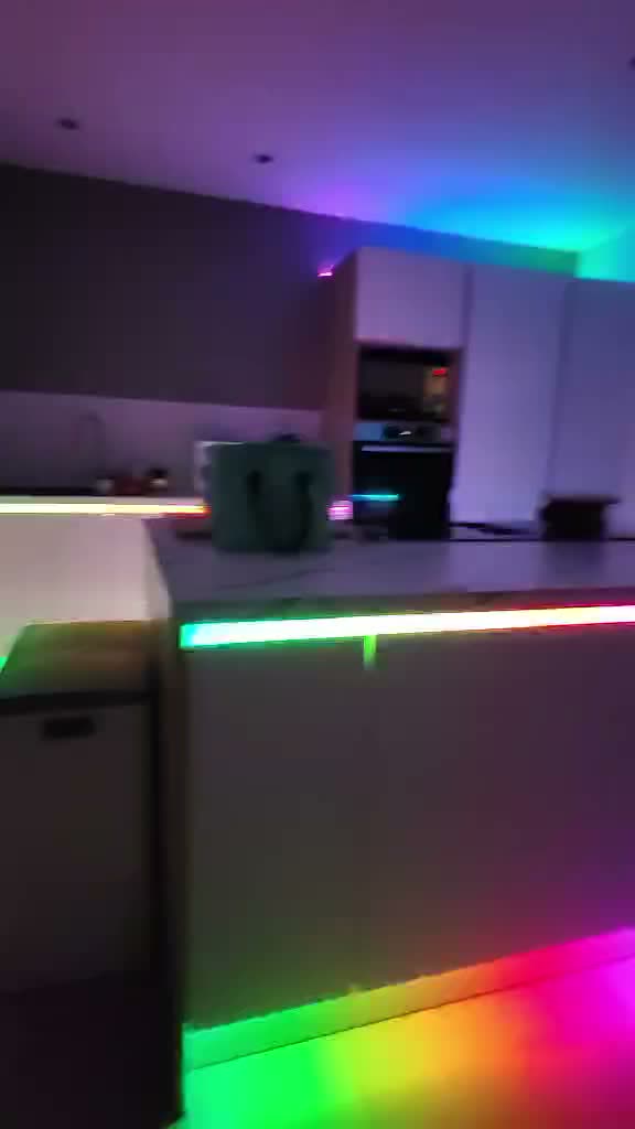 Ambiance multicolore créée par les bandeaux de la cuisine