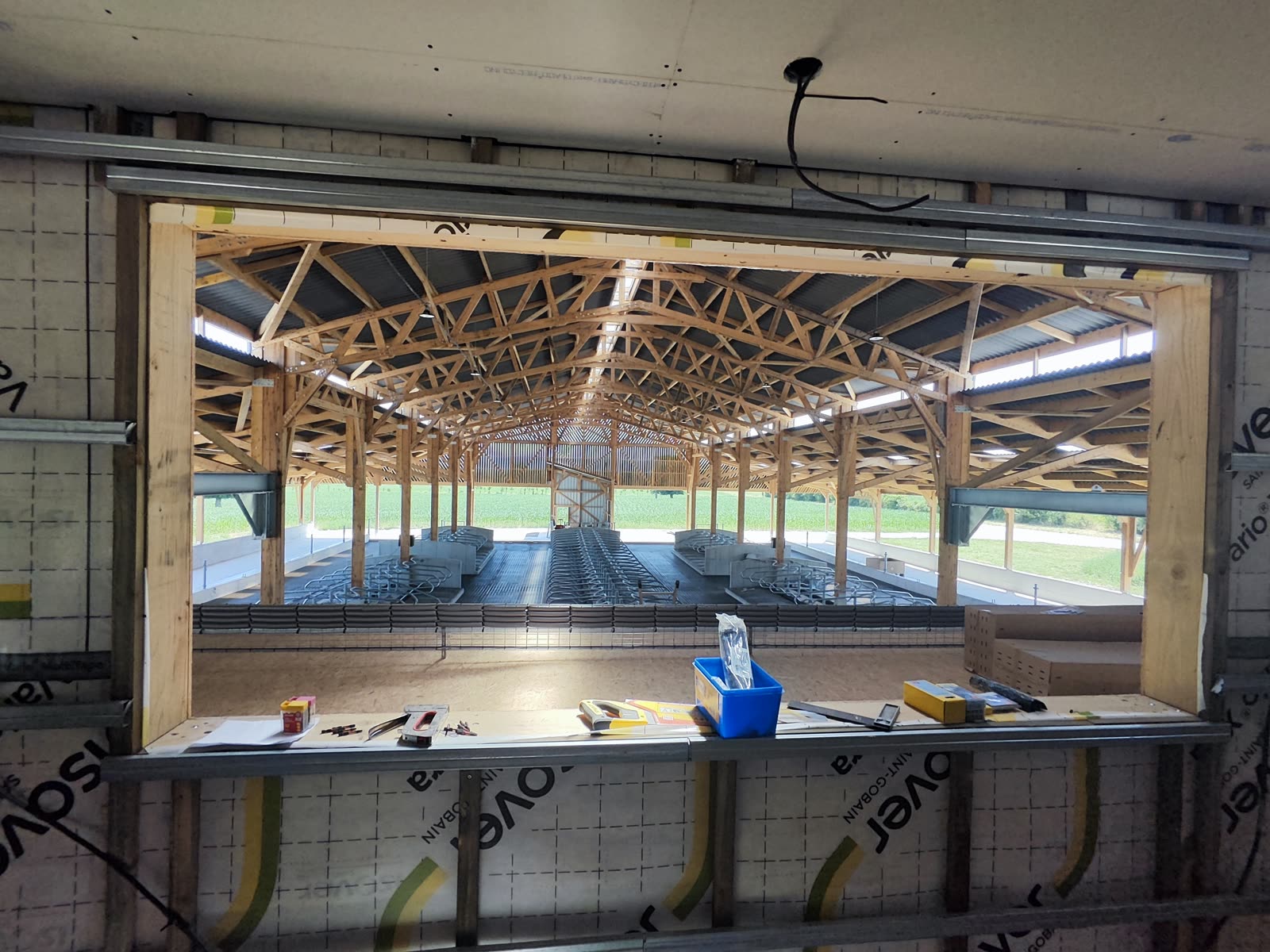 Vue du bâtiment agricole depuis une zone technique