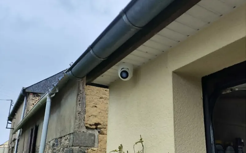 Caméra de vidéoprotection installée sur un bâtiment