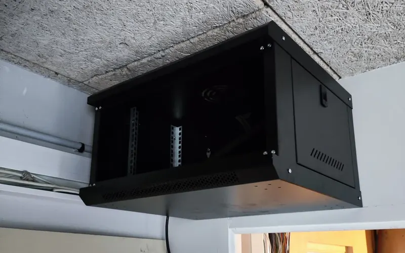 Coffret réseau installé dans un bâtiment professionnel